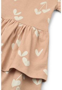 Φορέμα χρώματος ροδάκινου με βολάν στο τελείωμα, διακοσμημένο με λευκή καρδιά και σχέδιο κερασιών. Κατασκευασμένο από απαλό ύφασμα με υφή.