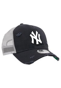 Navyblaues Basecap mit einem weißen "NY"-Logo, abgewetztem Stoff, Mesh-Seitenpaneelen und einem grünen Akzent am verstellbaren Riemen.