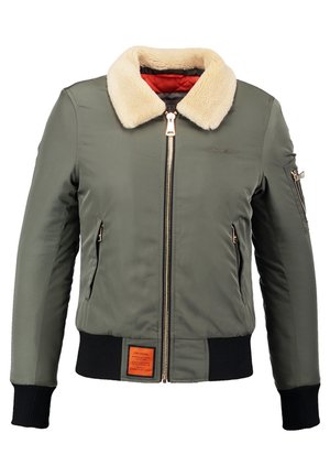Olivgrüne Bomberjacke mit einem Kunstpelzkragen, goldener Frontreißverschluss, zwei Seitentaschen und einem strukturierten, gerippten Saum und Bündchen. Oranges Etikett auf der Vorderseite.