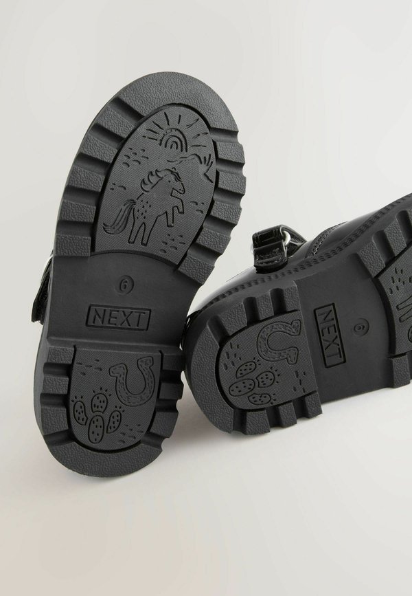 REGULAR FIT  – Riemchenballerina