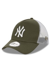 Olíva zöld baseball sapka fehér hímzett logóval, hálós oldalsó panelekkel, ívelt karimával és csattos záróval a rajta állíthatóság érdekében.