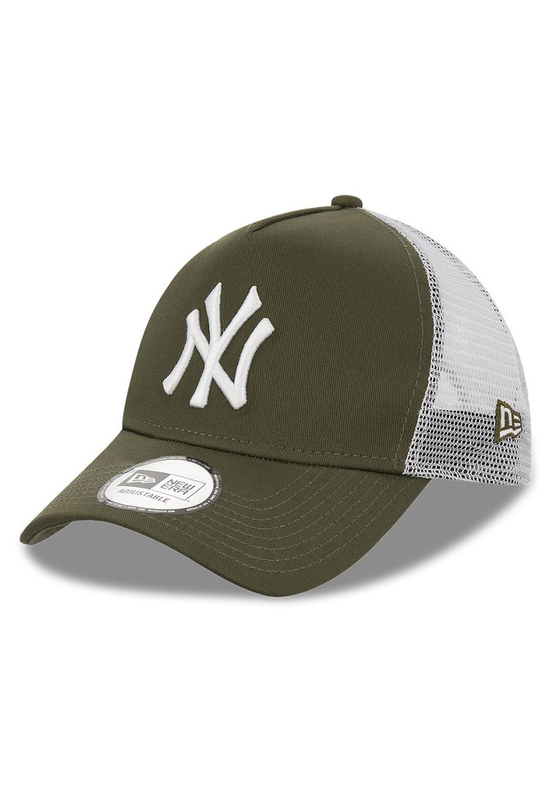Olíva zöld baseball sapka fehér hímzett logóval, hálós oldalsó panelekkel, ívelt karimával és csattos záróval a rajta állíthatóság érdekében.