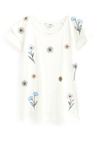 Camiseta de algodón blanca con manga corta, que presenta bordados florales coloridos en azul, rosa y dorado en la parte frontal.