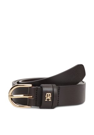 Ceinture en cuir marron foncé roulée avec une boucle en métal doré et un logo double T doré sur la boucle de la ceinture.