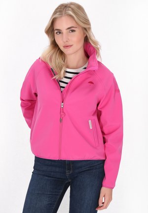 Lyserød softshell-jakke med høj krave, frontlynlås og sidelommer. Har et lille logo på brystet og en glat, vandafvisende overflade.