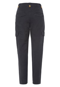 Pantalones cargo negros de algodón con un diseño de pierna recta, que cuentan con bolsillos laterales y un cierre de botón en la cintura.