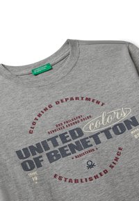 Szary T-shirt United Colors of Benetton z multikolorowym, okrągłym logo oraz zieloną metką marki przy dekolcie.