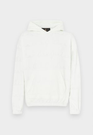 Hvit hettegenser med myk tekstur, med frontlomme og et subtilt preget tekstmønster over stoffet.