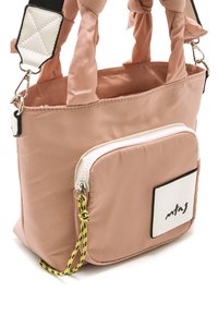 Sac fourre-tout en nylon rose avec des poignées en tissu nouées, une poche zippée blanche, des accents noirs et une tirette de fermeture éclair à motif jaune.