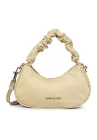 Sac à main beige de forme arrondie, en tissu lisse, doté d'une anse froncée, de quincaillerie argentée et d'une fermeture éclair.