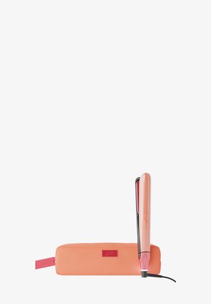 Lisseur à cheveux rose debout à côté d'une pochette rectangulaire résistante à la chaleur assortie avec fermeture éclair sur fond blanc.