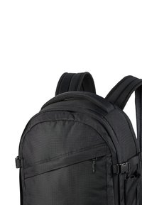 Zaino nero realizzato in tessuto resistente, dotato di una superficie strutturata, spallacci imbottiti e una tasca frontale con zip e un elegante tirante.