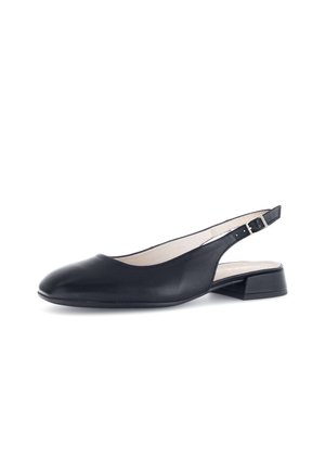 Zwarte leren slingback-schoen met lage hak, afgeronde neus en verstelbare zilveren gesp, afgebeeld op een witte achtergrond.