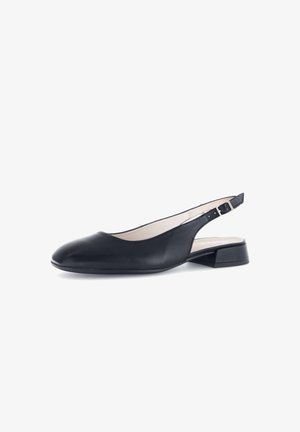 Zwarte leren slingback-schoen met lage hak, afgeronde neus en verstelbare zilveren gesp, afgebeeld op een witte achtergrond.