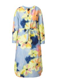 Vestido con estampado floral en azul claro con flores amarillas, rosas y azul marino. Mangas largas, escote en V, cintura ceñida con cinturón de lazo y largo hasta la rodilla.