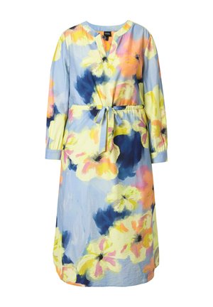 Sukienka w kwiatowy wzór w jasnoniebieskim kolorze, zdobiona żółtymi, różowymi i granatowymi kwiatami. Długie rękawy, dekolt w serek, taliowana z paskiem do wiązania, o długości sięgającej kolan.