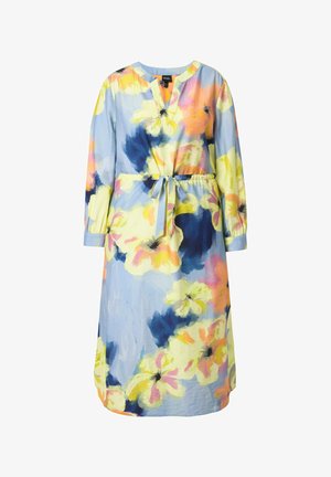 Jurk met bloemenprint in lichtblauw met gele, roze en marineblauwe bloemen. Lange mouwen, V-hals, getailleerde taille met een strikceintuur en een lengte tot de knie.