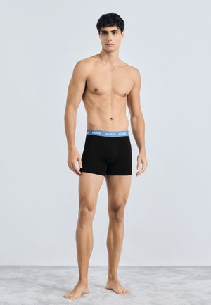 Zwarte katoenen boxershorts met een lichtblauwe elastische tailleband met het "HUGO" logo. Soepele textuur, strakke pasvorm.