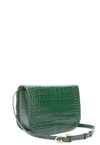 Grüne Schultertasche aus krokodilgeprägtem Leder mit Klappenverschluss, verstellbarem Tragegurt und goldfarbenen Beschlägen. Glatte Textur und strukturierte Form.