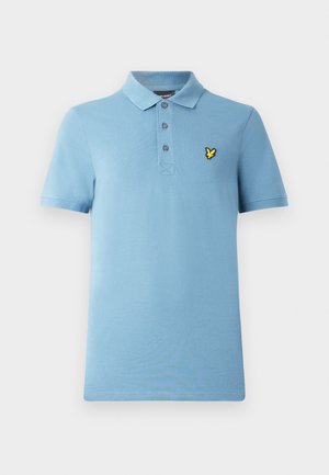 Hele sinine polosärk, mis on valmistatud pehmest kangast, esiküljel kolme nööbiga plastriga ja vasakul rinnal kollase tikandiga logoga. Lühikesed varrukad.