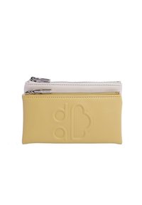 Cartera de doble cremallera en amarillo y blanco, fabricada en piel suave, que presenta logotipos en relieve, con herrajes plateados y cremalleras en contraste.