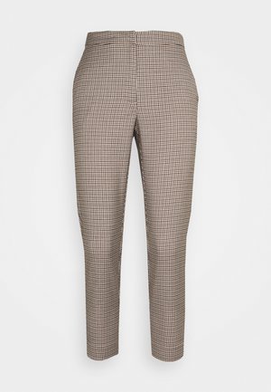Bruin en beige geruite slim-fit broek met zakken aan de voorkant, afgebeeld tegen een effen witte achtergrond.