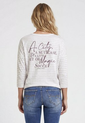 Soccx, SOCCX GESTREIFTES SHIRT MIT RÜCKENPRINT UND 3/4-ARM - Long sleeved top - opticwhite