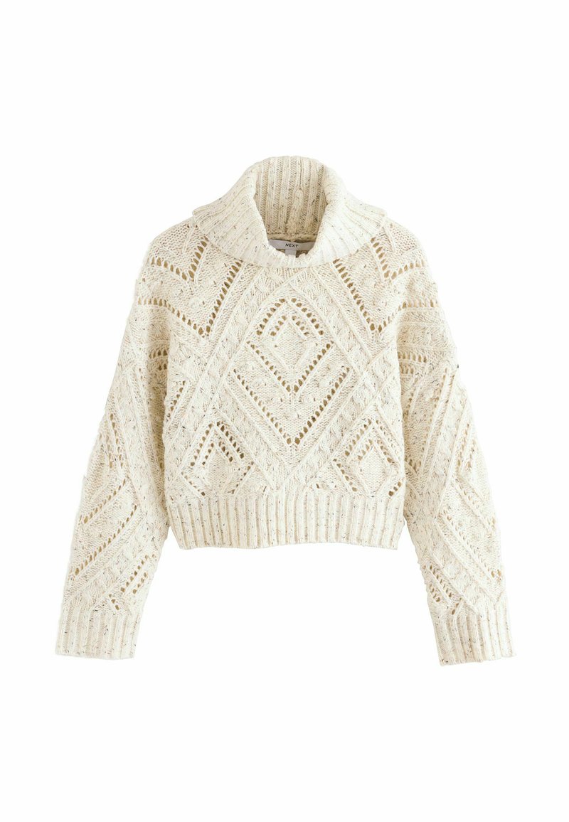 Sweter w kolorze kremowym, skrócony, z wysokim kołnierzem, ozdobiony diamentowym wzorem i ściągaczami na rękawach. Wykonany z teksturowanego materiału dzianinowego.