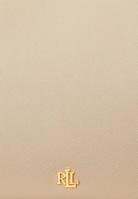 Beige texturerad plånbok med en guldlogotyp "RL" i det nedre hörnet, tillverkad av hållbart material med ett subtilt präglat mönster.
