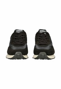 Schwarze und dunkelgraue Sneakers aus Wildleder und Leder, mit flachen Schnürsenkeln, strukturierten Sohlen und einer durchgehend glatten Silhouette.