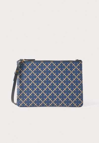 Marineblaue Clutch mit goldenem geometrischem Muster, Reißverschluss und abnehmbarem schwarzem Trageriemen. Strukturierte Oberfläche mit schlanker rechteckiger Form.