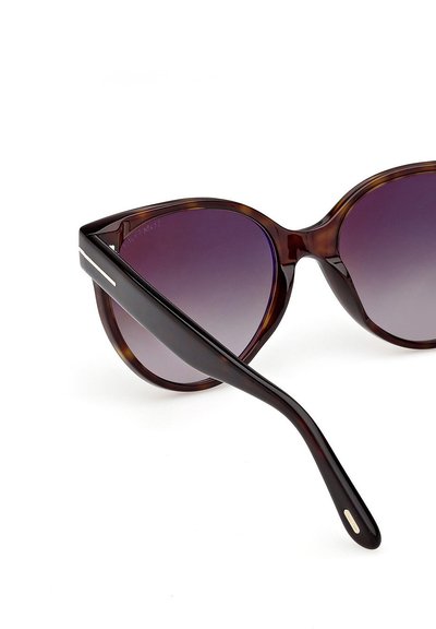 Hnědé brýle se želvím vzorem s velkými kočičími čočkami, přecházejícími z tmavě fialové do světle fialové. Úzké nožičky s stříbrnými detaily.