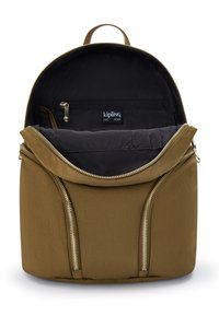 Oliven grøn nylon rygsæk med guld lynlåse, rund top og to frontlommer. Indvendigt har den en sort foretning og en lynlås lomme.