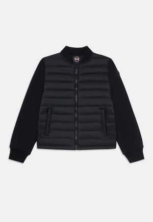 Juoda pūkinė striukė su įpjautu apykakle ir rankogaliais, priekinis užtrauktukas, dvi šoninės kišenės ir logotipas ant kairiojo rankovės.