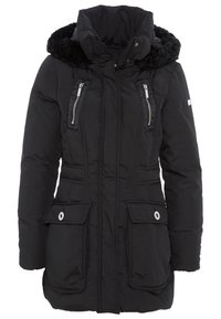 Cappotto invernale imbottito nero con cappuccio rifinito in pelliccia, dotato di due tasche sul petto con cerniera, due tasche frontali a pattina e un design con vita stretta.