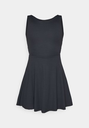 Rochie neagră fără mâneci, cu decolteu rotund, corset ajustat și fustă evazată, confecționată dintr-o țesătură fină cu o textură moale și fără broderii.
