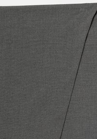 Tissu gris avec une texture lisse, présentant un bord replié. Le motif de tissage est subtil, indiquant un matériau de poids moyen.