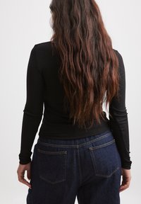 NA-KD Top s dlhým rukávom - black