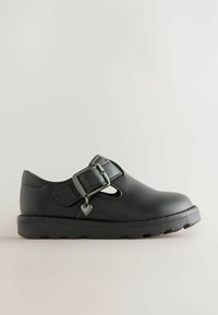 Schwarzer Lederschuh mit Schnallenverschluss, ausgestattet mit einem Ausschnittdesign an der Seite, strukturierten Oberflächen und einer Gummisohle mit Rutschmustern.