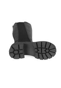 Schwarze kniehohe Lederstiefel mit glatter Oberfläche, ausgestattet mit einer strukturierten schwarzen Gummisohle und Profilen für besseren Halt.