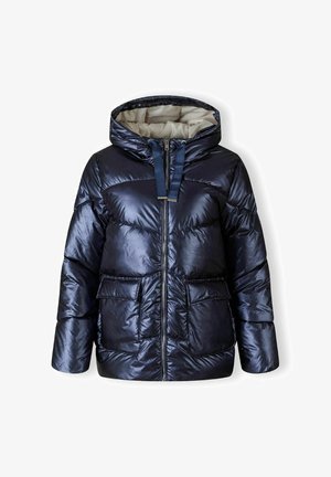 Marineblå dunjakke med en skinnende, isoleret overflade, hætte, to frontlommer og fuld lynlås. Har en kontrastfarvet indvendig foret.