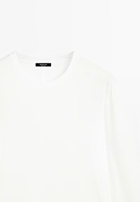 Hvid langærmet t-shirt med rund halsudskæring og blød tekstur, med en sort label ved kraven med teksten "Massimo Dutti."
