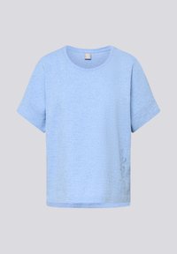 Helles, blaues T-Shirt mit kurzen Ärmeln aus strukturierter Baumwolle. Es bietet einen lässigen Schnitt und dekorative Nähte an der unteren linken Seite.