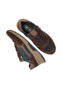 Bruine en grijze sneakers van suede en leer, met veters, een zijrits en een gestructureerde zool. Donkere accenten op het bovenwerk.