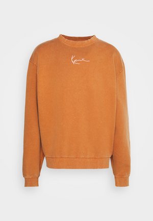 Pomarańczowy bawełniany sweatshirt z okrągłym dekoltem, opuszczonymi ramionami, ściągaczami na mankietach oraz białym haftowanym logo na piersi.
