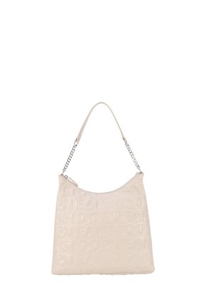 Beige skuldertaske med tekstureret logo mønster, der har en buet form, kædeaccentrem og lynlåslukning til sikker opbevaring.