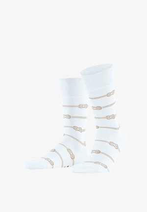 Białe skarpetki sportowe za kostkę z jasnobrązowymi poziomymi wzorami przypominającymi supły na linach, rozmieszczone równomiernie dookoła.