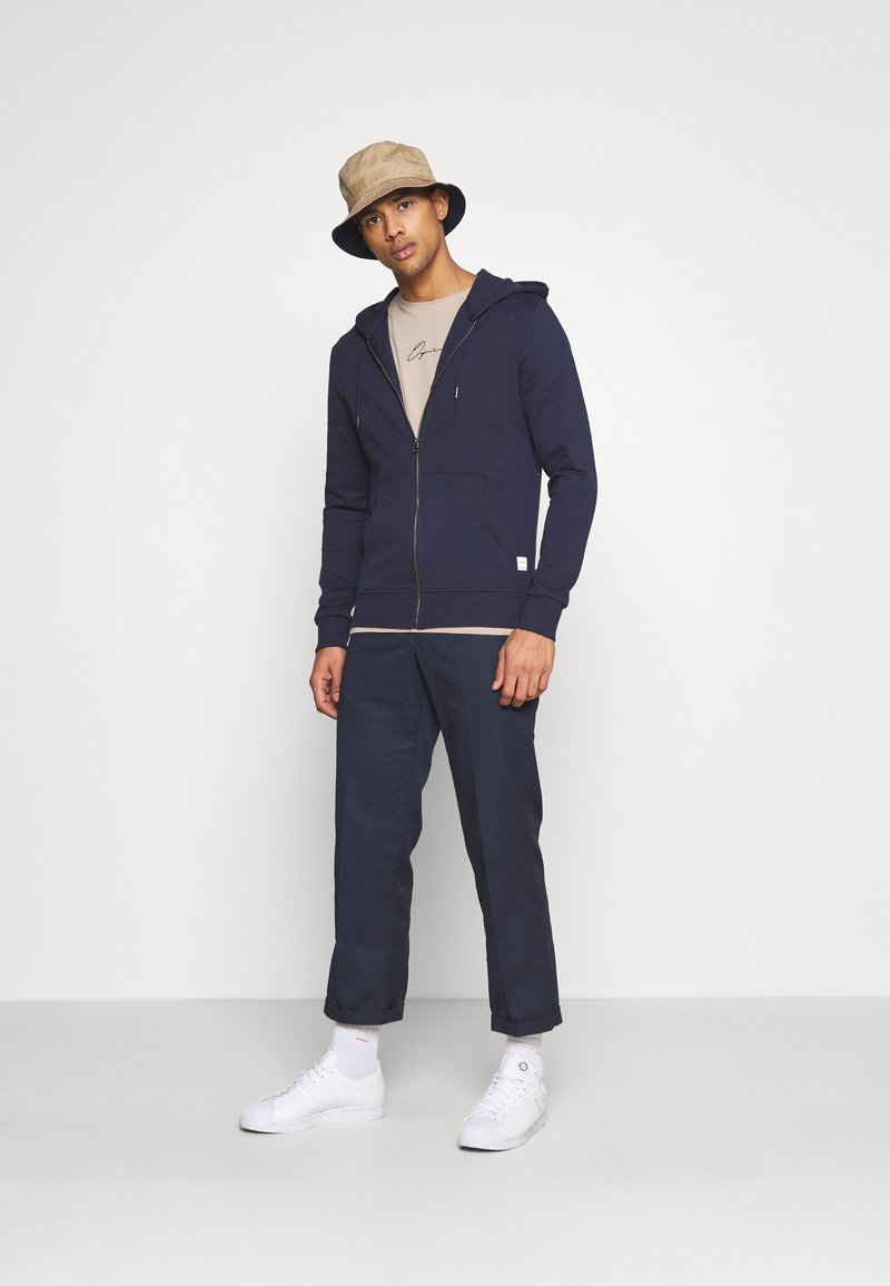 Herren Kapuzenpullover | Jack & Jones JJEBASIC ZIP HOOD Sweatjacke navy blazer/dunkelblau - VG45831 Herren Kapuzenpullover | Jack & Jones JJEBASIC ZIP HOOD Sweatjacke navy blazer/dunkelblau - VG45831
