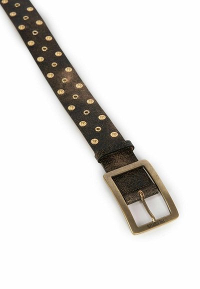 Cintura in pelle marrone con borchie dorate e una fibbia rettangolare in ottone. Superficie texturizzata con rivetti decorativi lungo tutta la lunghezza.