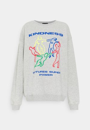 Jasnoszara bluza z kolorowymi abstrakcyjnymi postaciami trzymającymi się za ręce oraz tekstem "KINDNESS" i "NATURE'S SUPER POWER" niebieskimi literami.